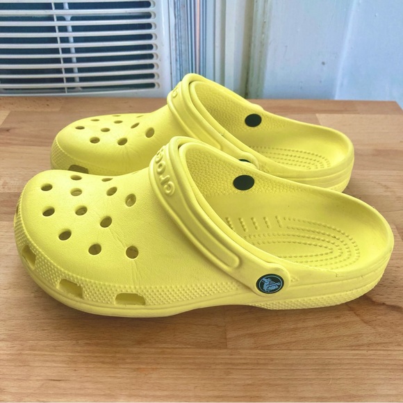 Crocs M6/W8 Classic Clog Yellow - Picture 1 of 8